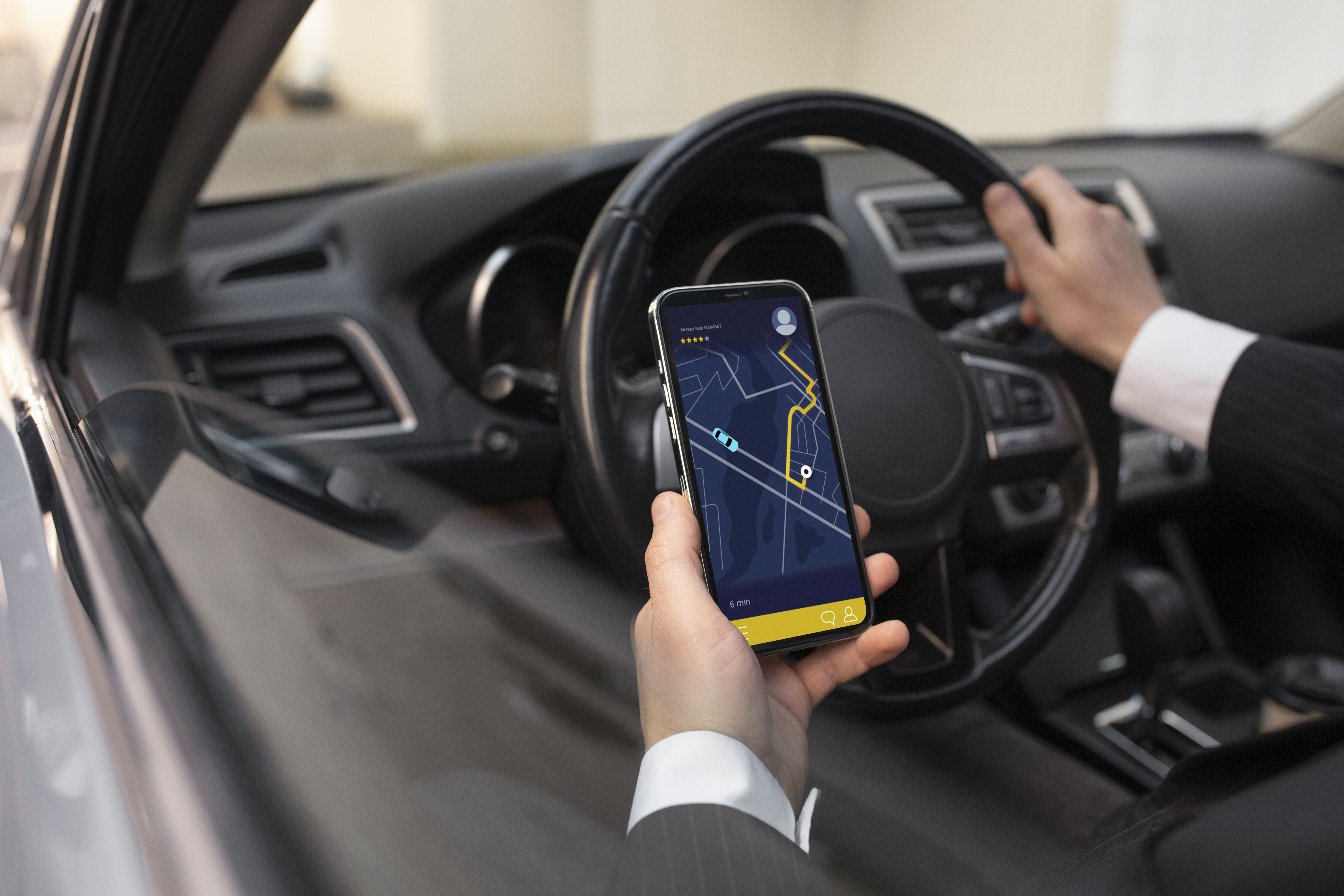 joven-conductor-de-uber-en-el-interior-del-coche